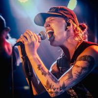 twoandahalfgirl_10_06_23